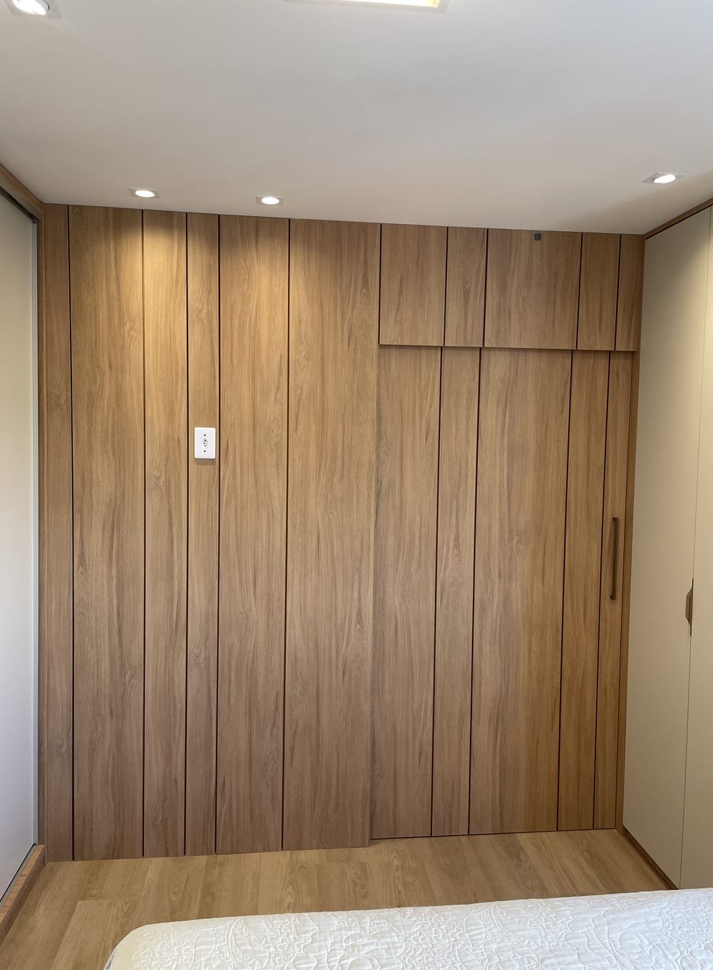 Painel de madeira sob medida com guarda-roupa embutido em dormitorio